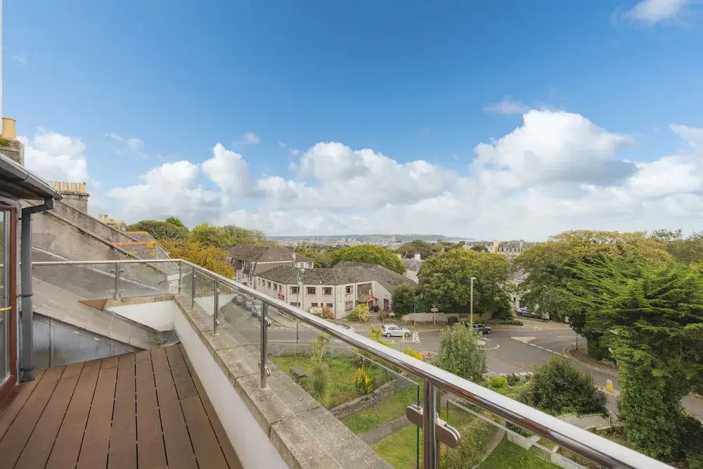 Modern 3 Bed Apartment - Parking