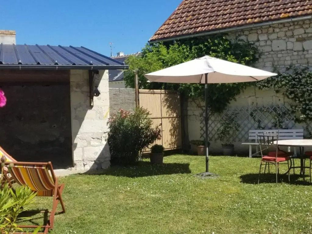 Gîte cosy en tuffeau, rénové, au cœur de la Touraine, proche châteaux, cour privative, vélos, non-fumeur - FR-1-381-209