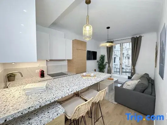 Splendid Eiffel Tower apartment with lift access