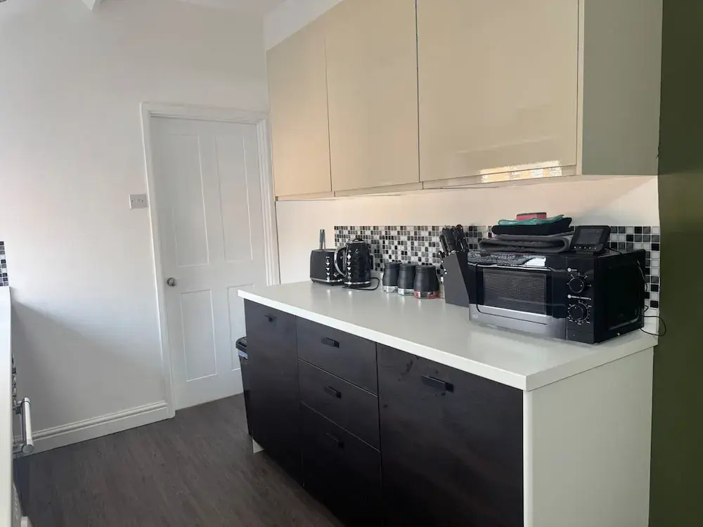 Apt-sleeps 6-parking-ideal for Contractors-garden