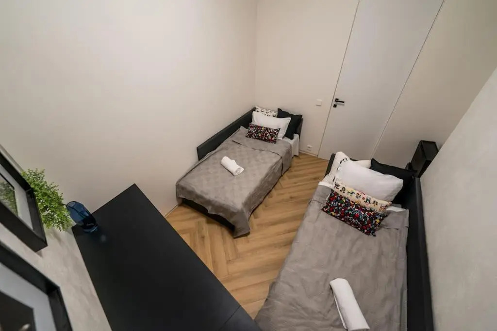 3 BD Old Town Apartment by Hostlovers