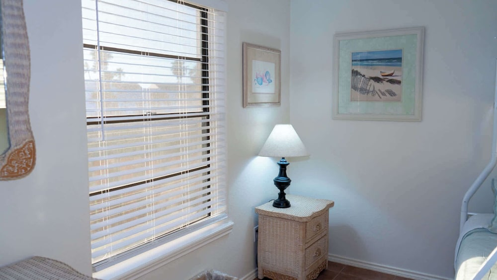 Renovated 1st Floor Beach 250ft Pool