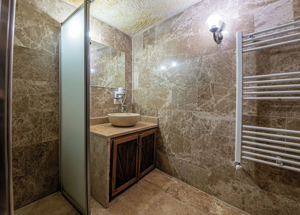 Kapalos Cave Hotel