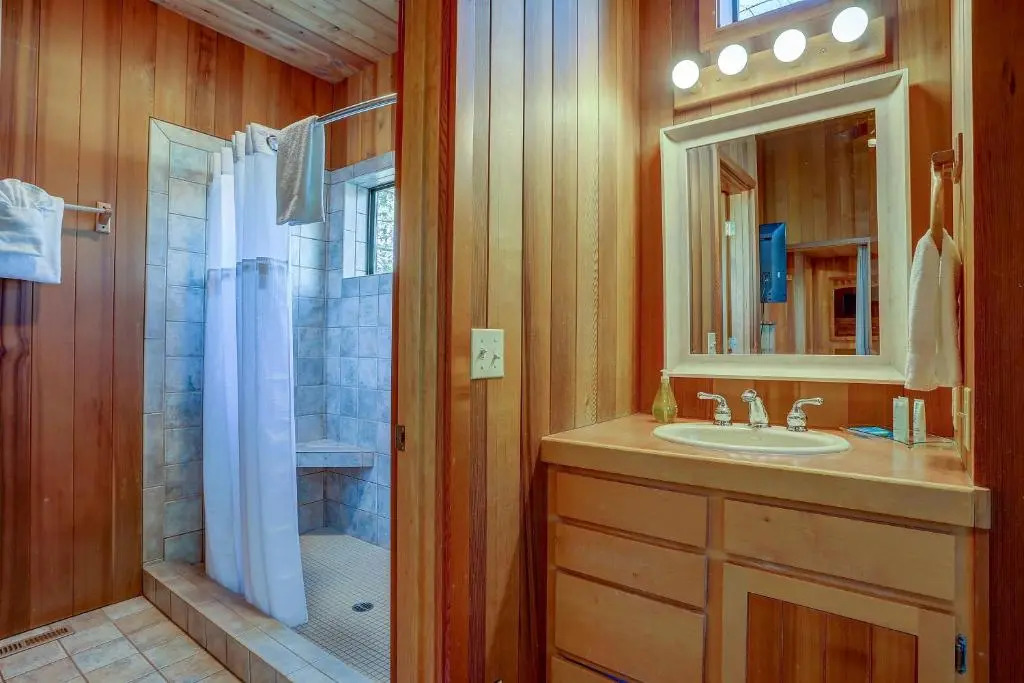 22 Rogue-AC-Hot Tub-4BR/3.5BA