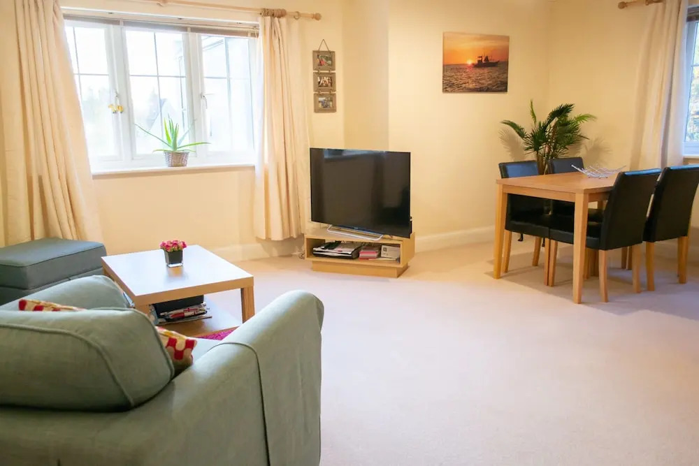 Bright 2 Bedroom Flat With Parking in Oxford