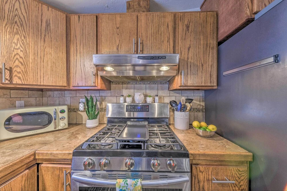 'raven Hill Retreat' ~ Close to Midtown!
