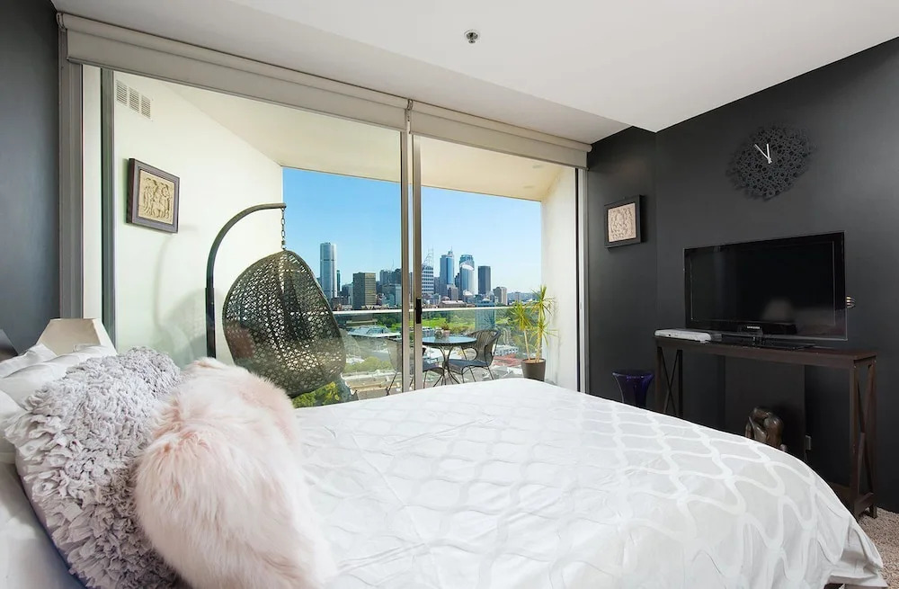 TT1111 Split Level Harbour Views
