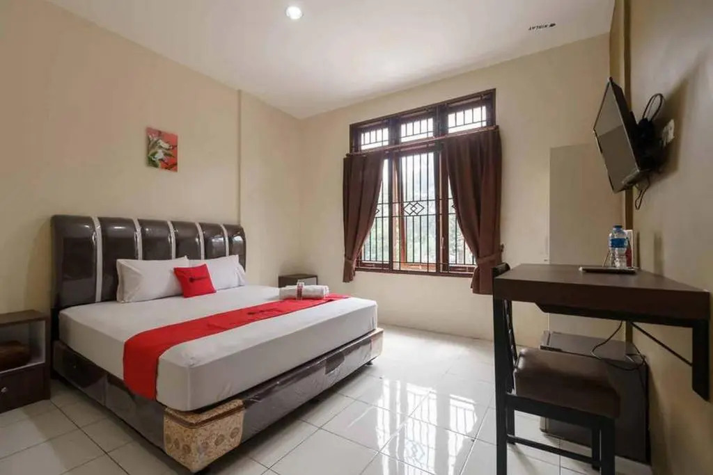 RedDoorz near RS Adam Malik Medan 2