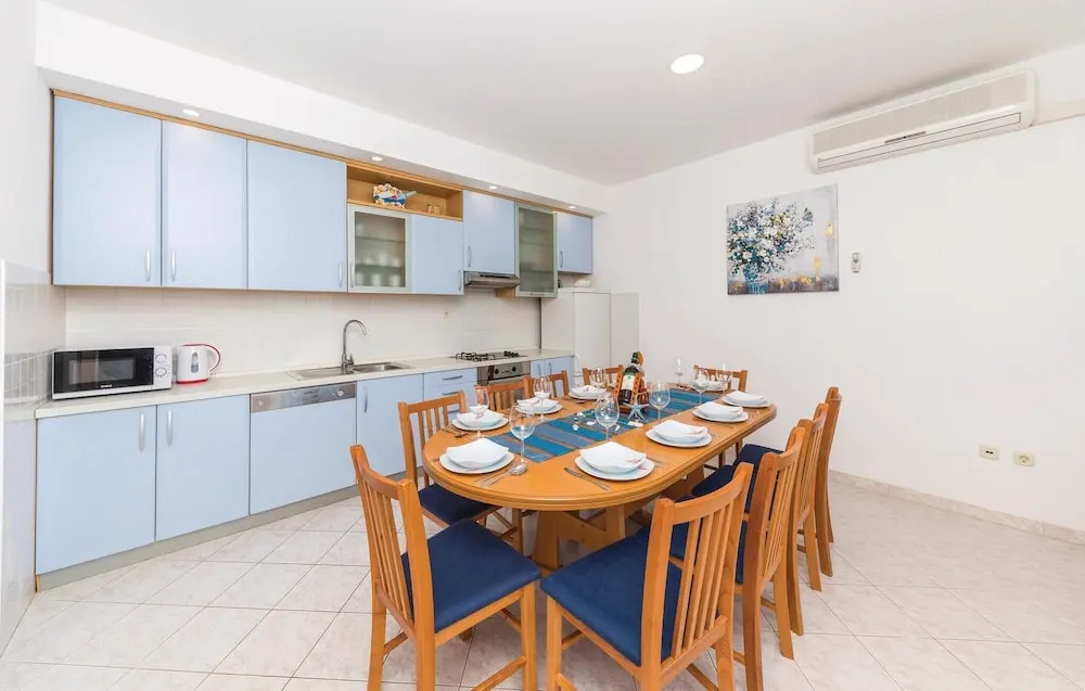 Nice Home in Kastel Kambelovac With Wifi and 4 Bedrooms
