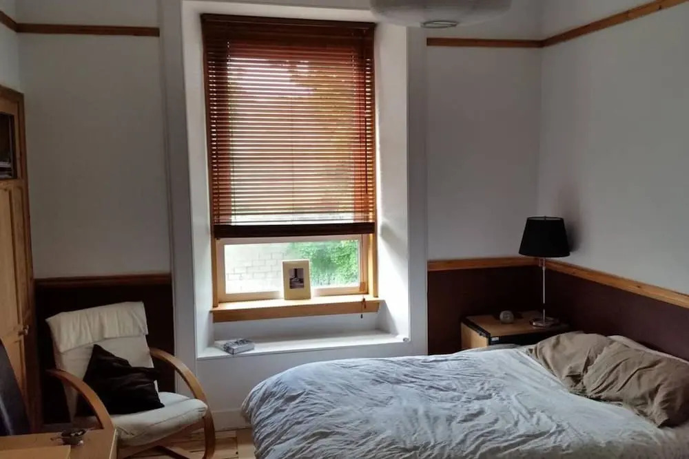Spacious 2 Bedroom Victorian Apartment Near Leith