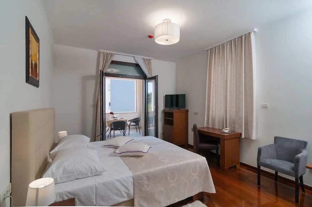 Luxury Rooms Near the Beach3