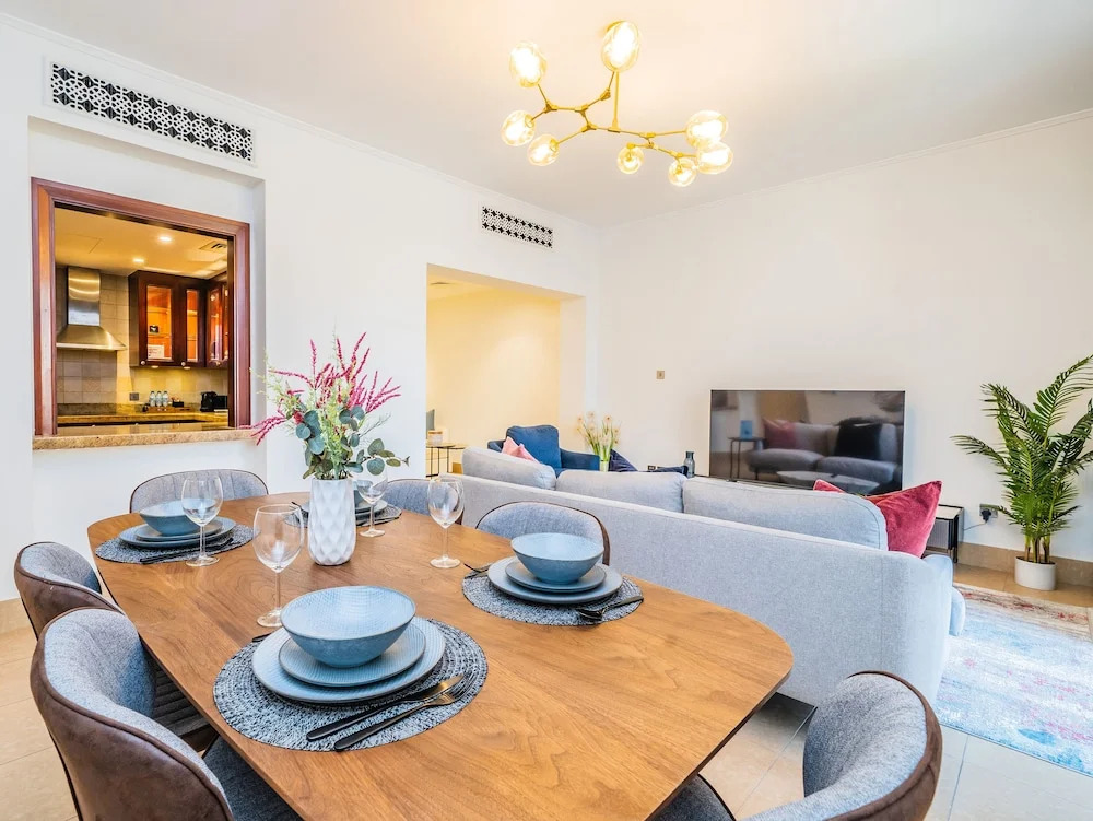 Colorful Apartment near Dubai Mall with Balcony