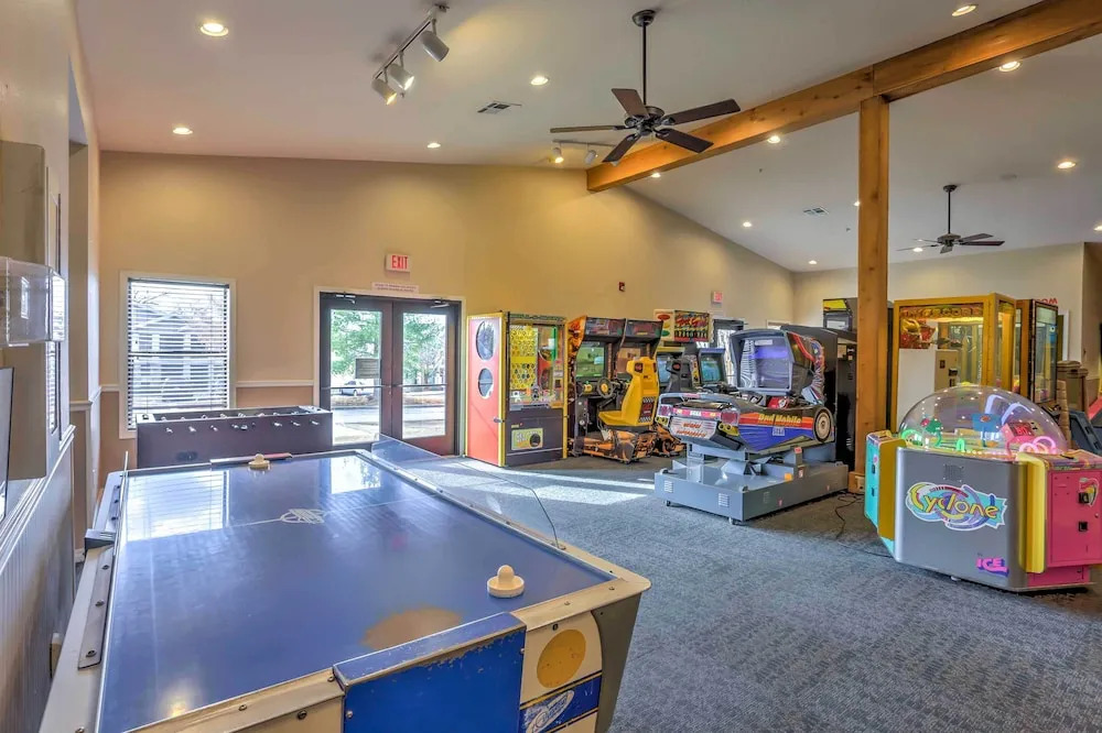 Branson Retreat w/ Balcony & 18-hole Golf Course!