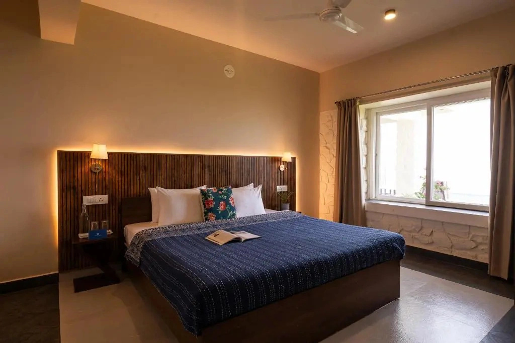SaffronStays Blue Infinitum Lakeview, Pawna