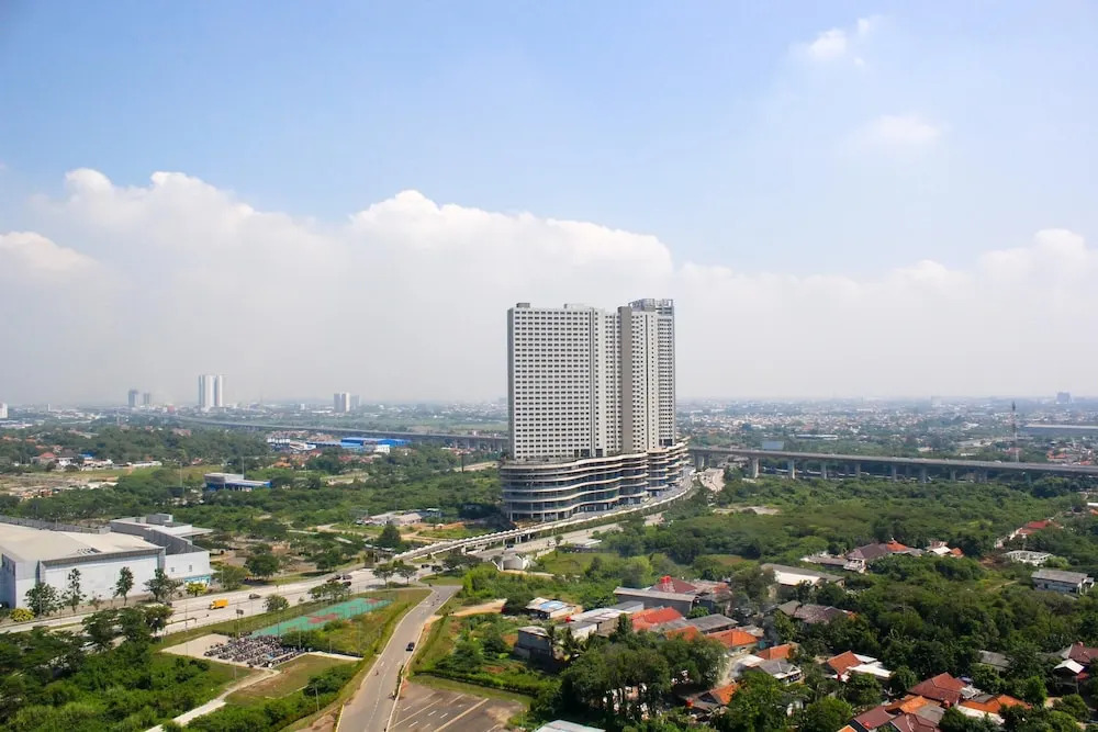Strategic and Comfort 3BR Meikarta Apartment By Travelio