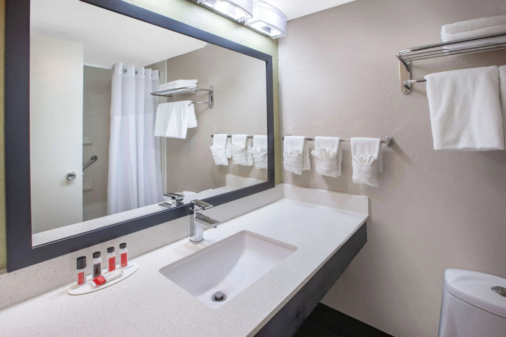 Days Inn & Suites by Wyndham Grand Rapids Near Downtown