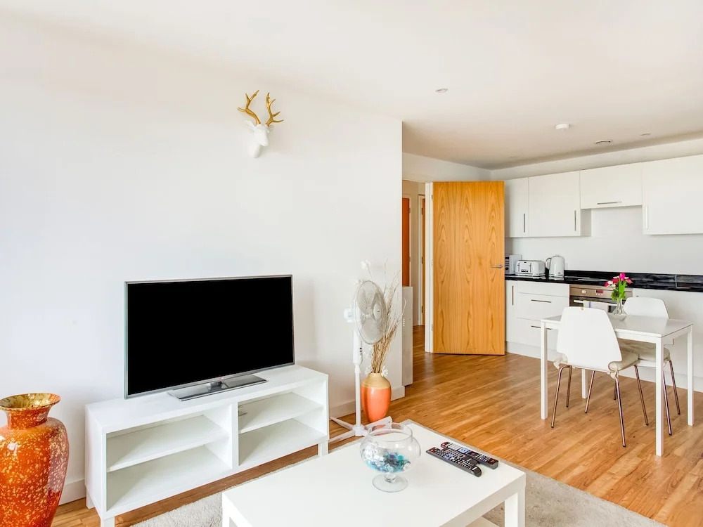 Plush Apartment in Manchester Near IWM North