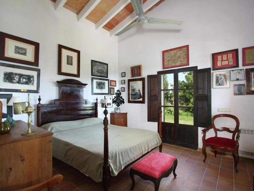 Large Traditional Country House With Spacious Veranda, Garden and Private Pool