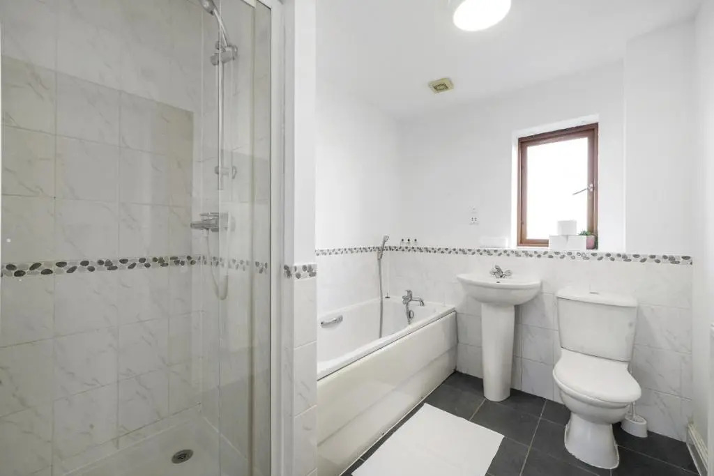3 Bedroom, 2 Bathroom Apartment in Milton Keynes by HP Accommodation - Free WiFi & Parking