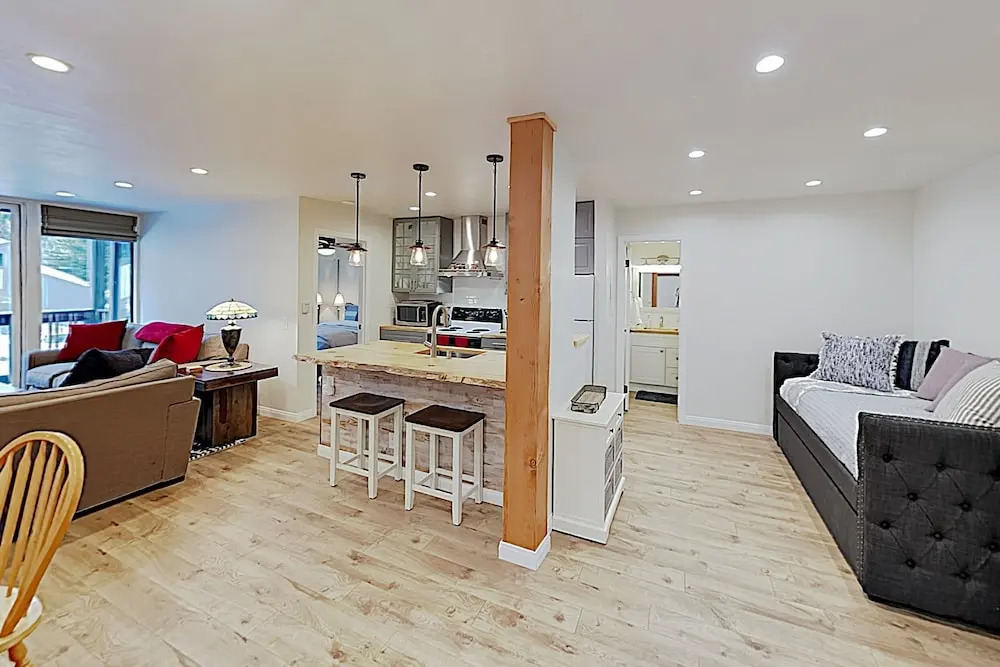 New Listing! Remodeled : 300 To Ski Shuttle 1 Bedroom Condo
