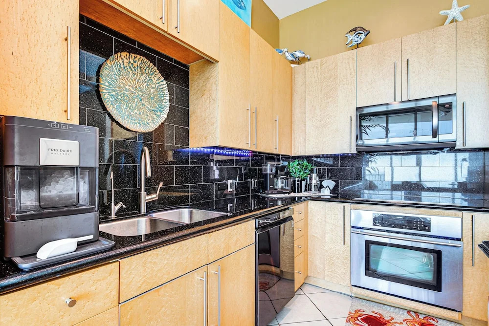 Luxe 28th-floor S Tower Condo: Ocean & Spacex View
