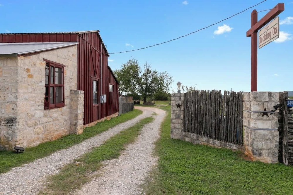 Gorgeous Barn Cabin 10min From Main St!