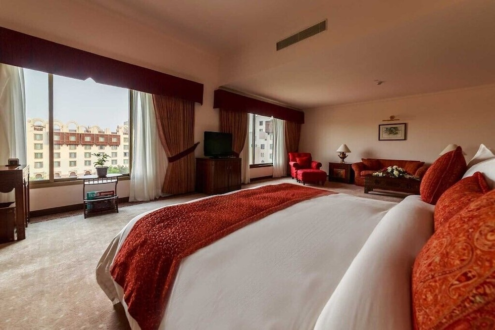 Esquire 2 Hotel and Apartment