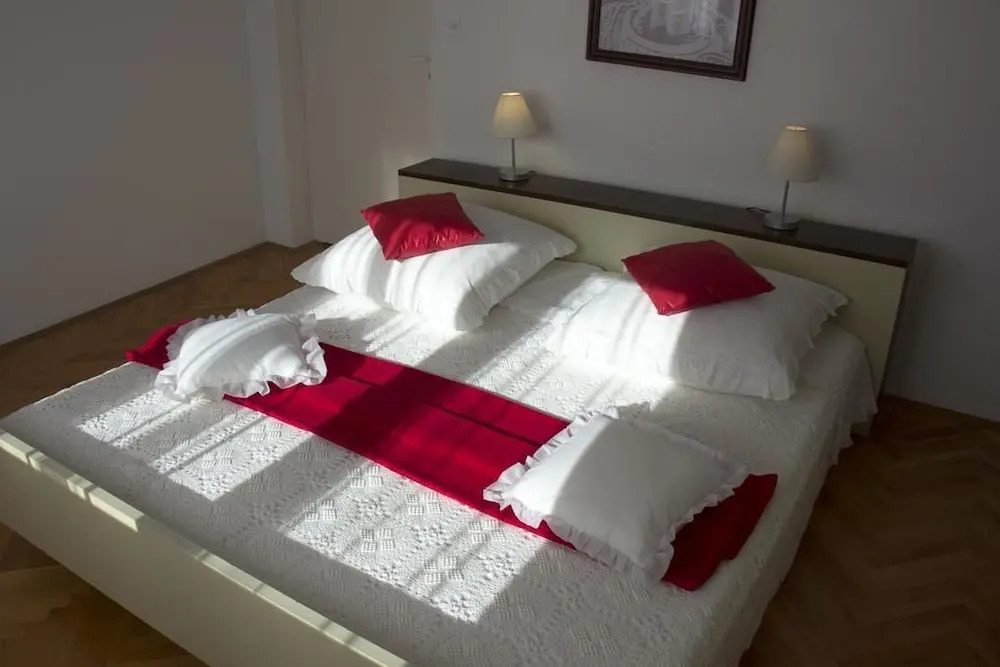 Boutique Apartment in villa with pool 2