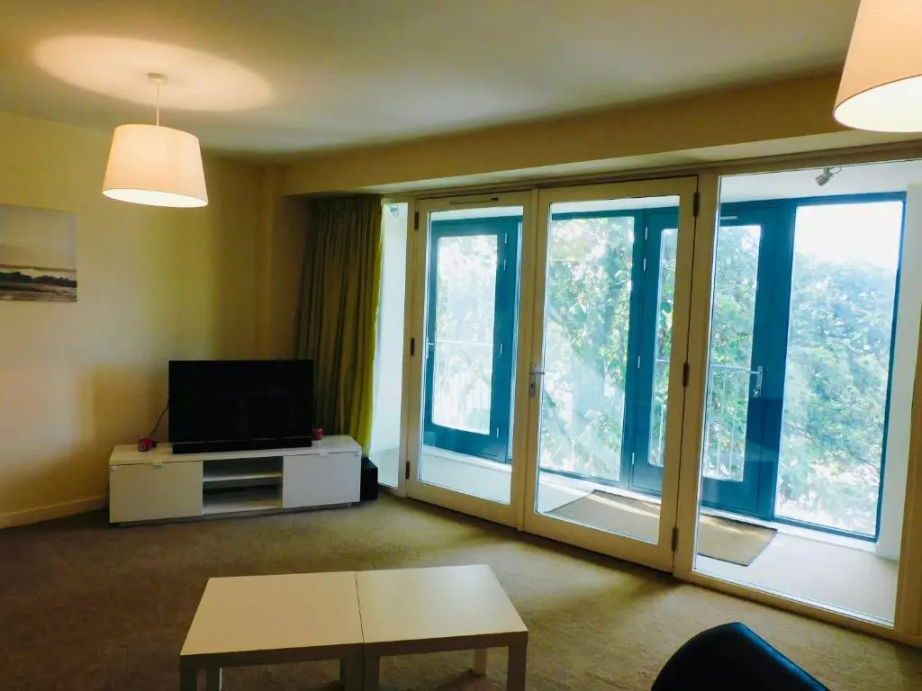 Modern 2 Bed Apartment, Close to Gla Airport & M8