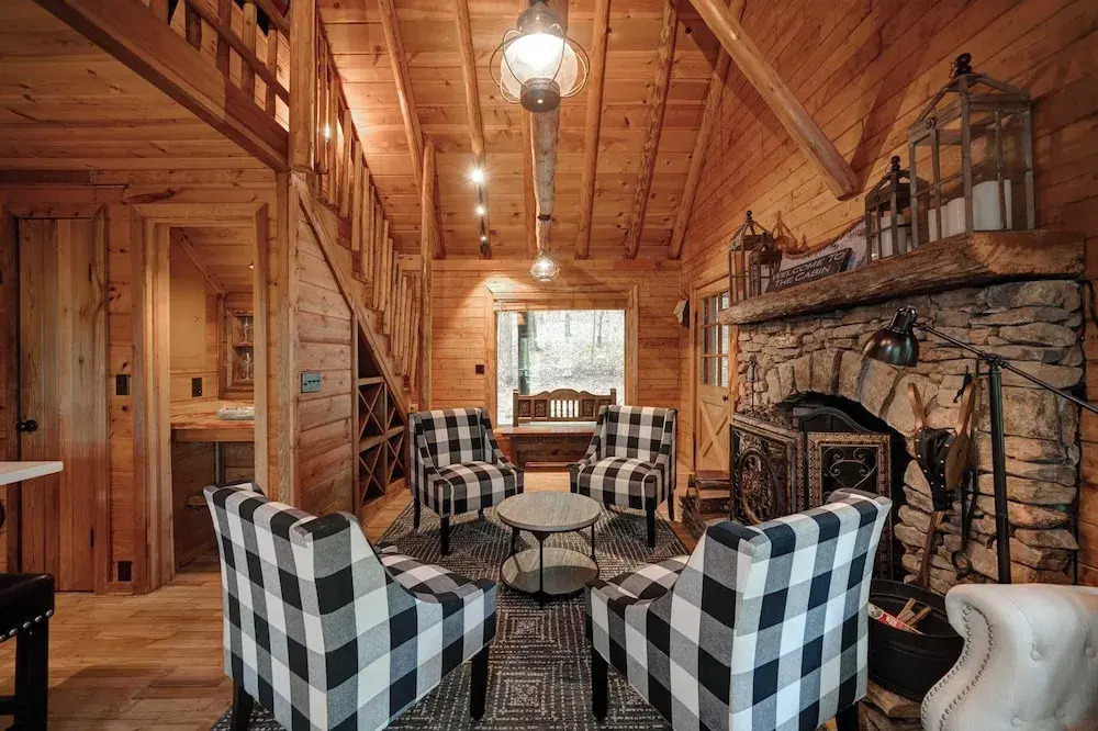 The Guest House Historic Cabin in Big Canoe
