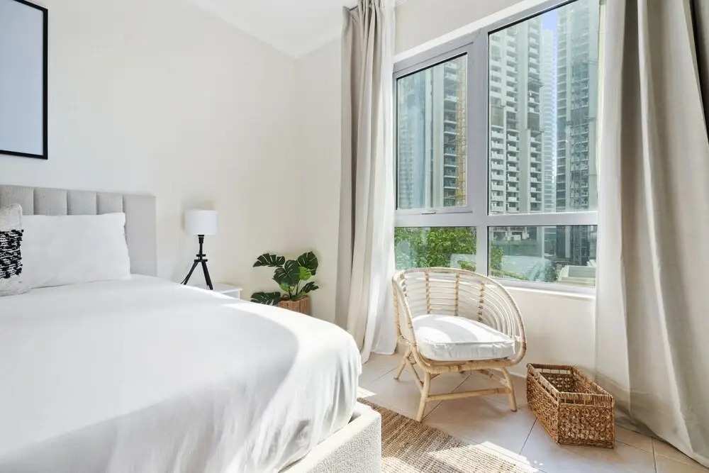 Monty - Stylish Apartment with Partial Burj Khalifa View