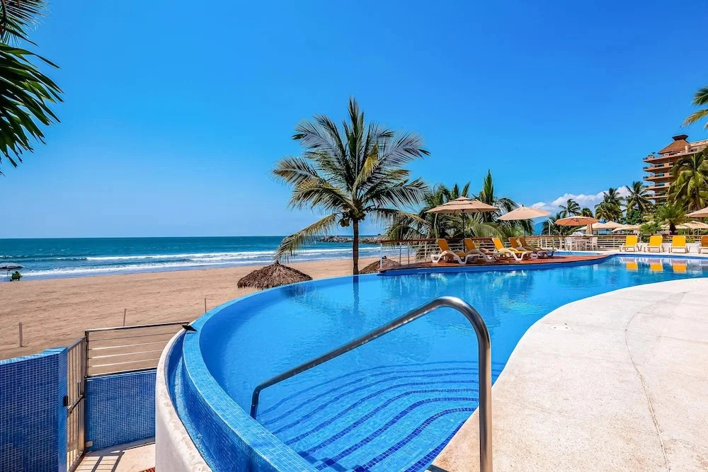 Beachfront 4th-floor Condo With Views, Outdoor Pool, Balcony, W/D & Central AC