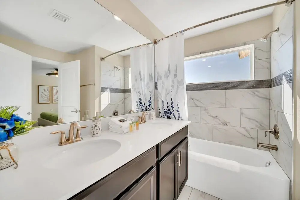 Comfy, Spacious, Newly Decorated With Lovely Pool Near Disney!