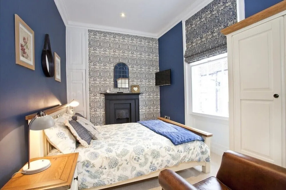 Flat 1 Blue Bridge Court