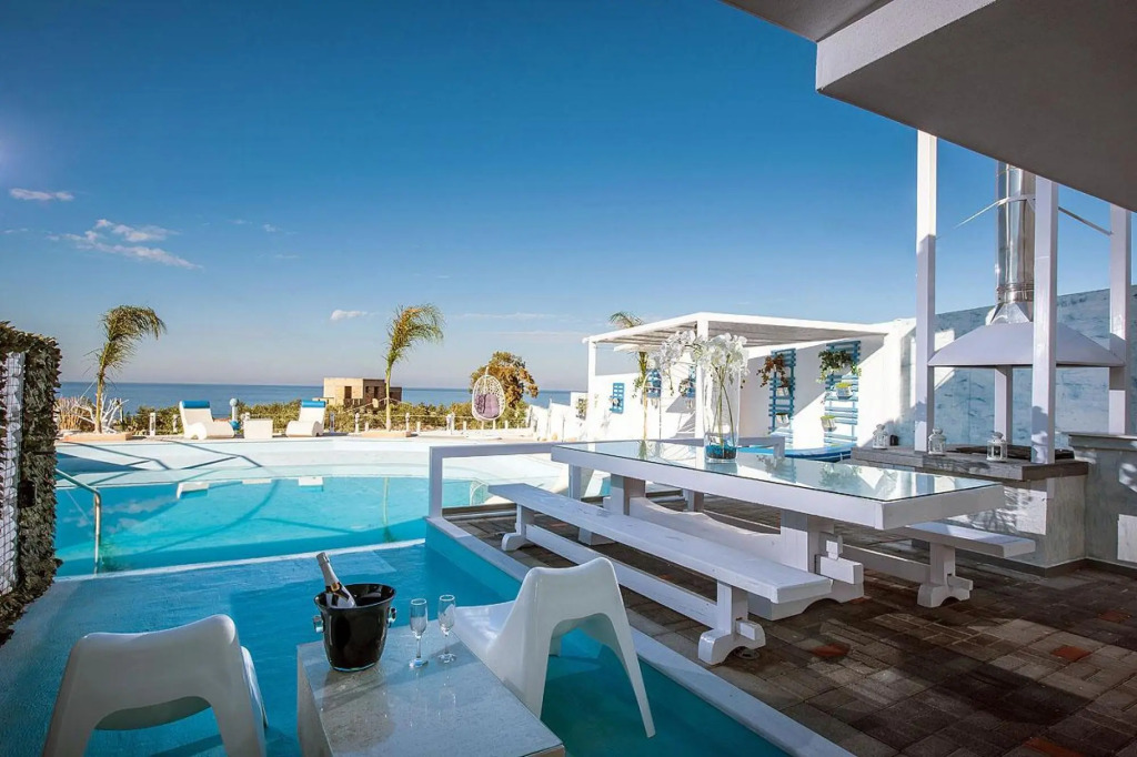 Amazing 4 bedroom villa very close to the beach