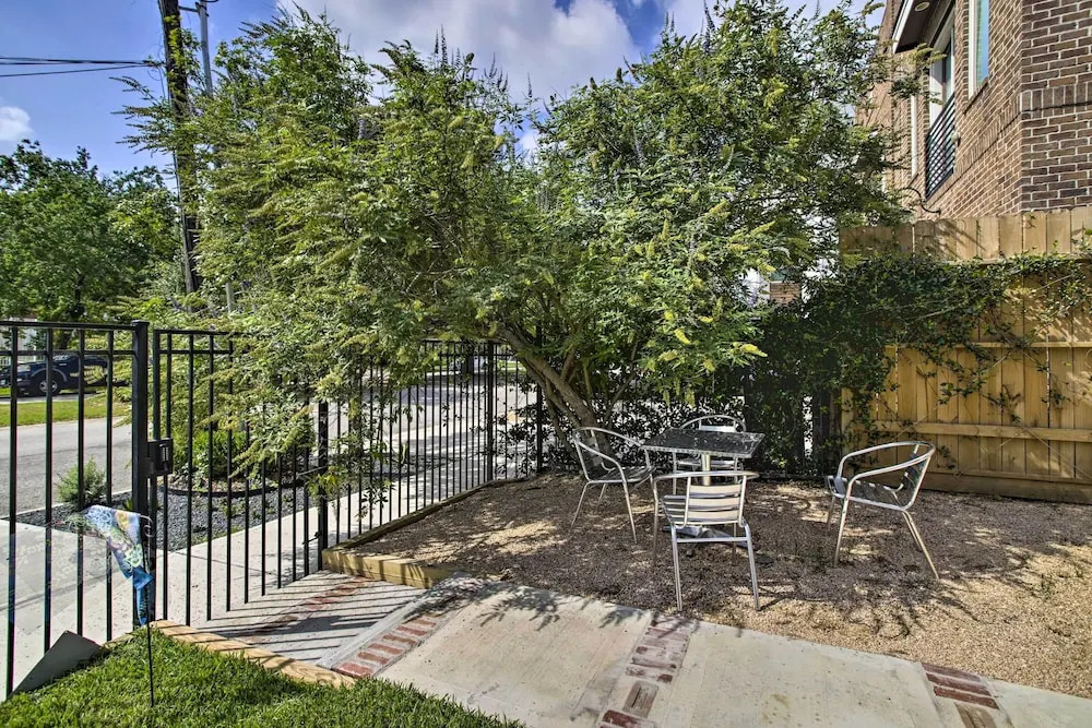 Houston Apt w/ EV Charging: 3 Mi to Downtown!