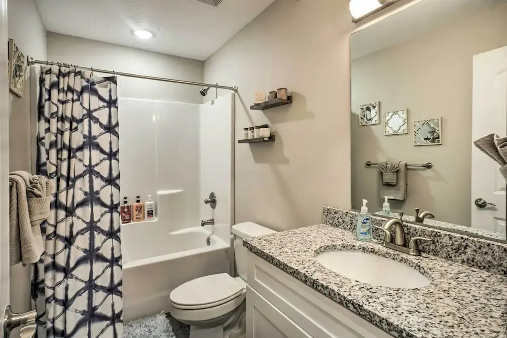 4 Mi to Silver Dollar City: Chic Branson Retreat!