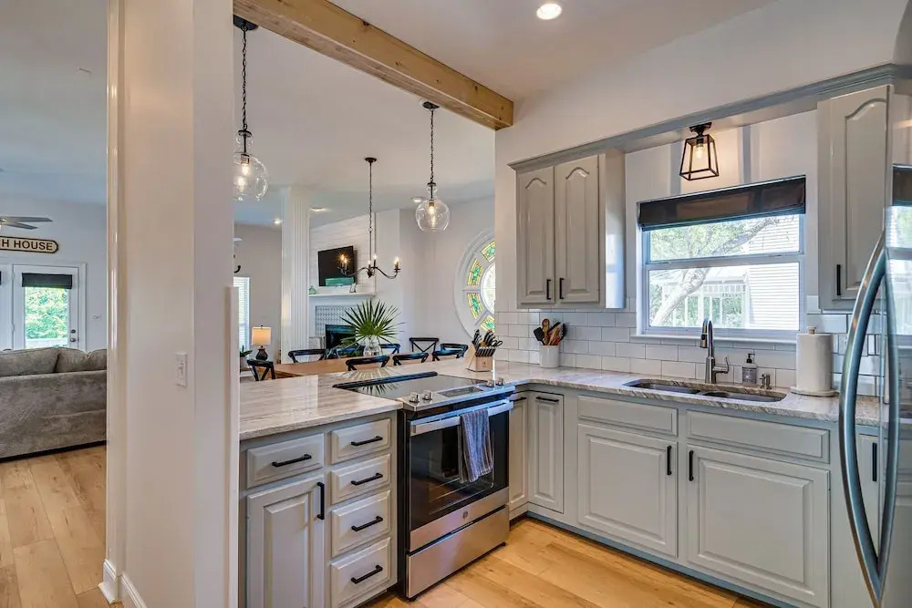 Magnolia Charms by Avantstay 2 Mins TO Beach Pet Friendly, BBQ & Balcony Views!