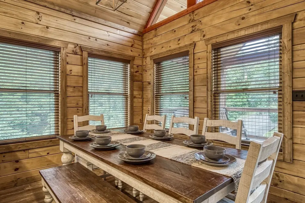 ERN841 - SWEET FEET RETREAT - LOCATION, LOCATION, AND PRIVATE INDOOR POOL! cabin