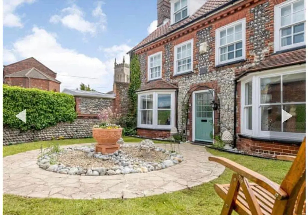 West Cottage. Central, beautiful, 2 mins to beach