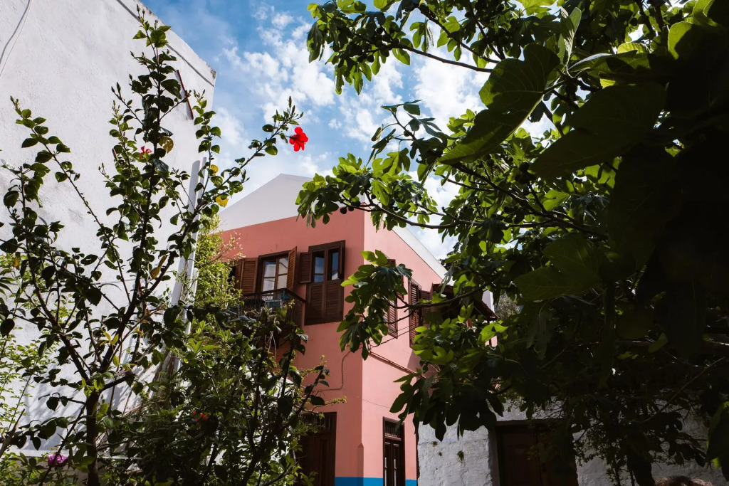 Karnayo Apartments & Rooms