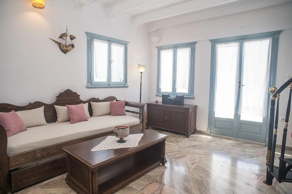 Oia Captain's Villa
