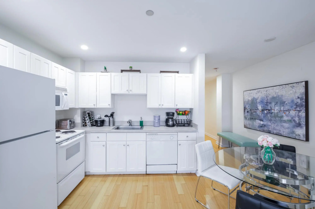 Luxury 2BR + 100 Walkscore | Theatre District | Evonify
