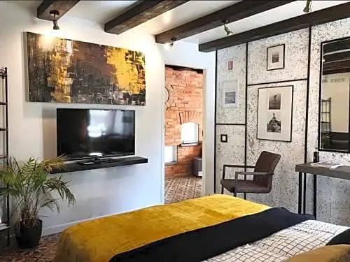 Enthusiast I Signature Place