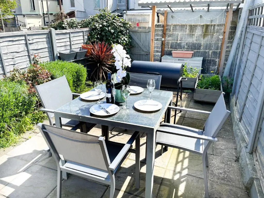 ***3 bedroom Home away from Home with BBQ grill***