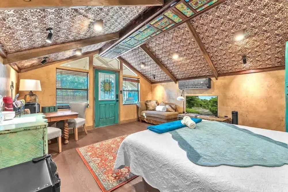 Tranquil Retreat W/hot-tub 10-mins to Downtown!