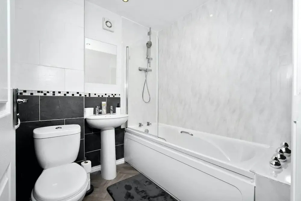 House - Sleeps 6, Garden & Free Parking