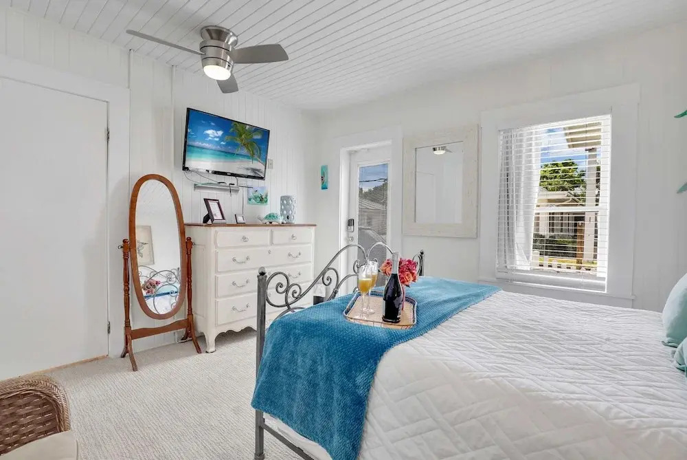 Hibiscus House Bed Breakfast Inn Turtle Room Bed-ada