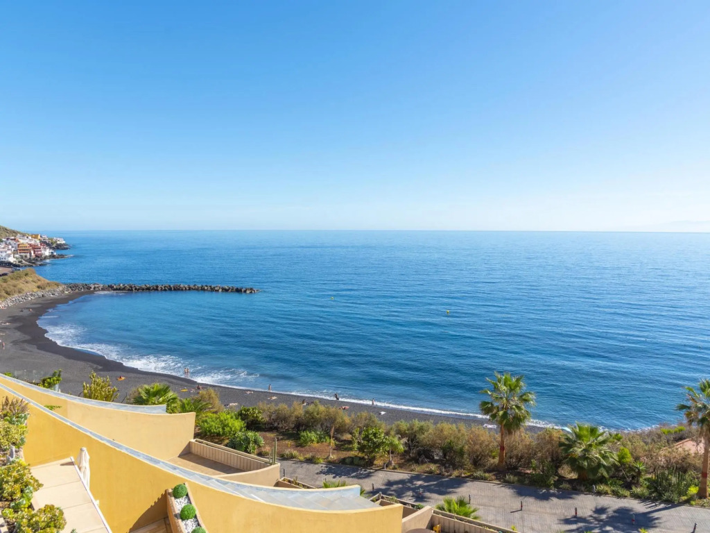Beach apartment with terrace and private parking