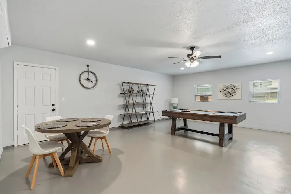 Spacious 8BR Modern Retreat Pool Table RV